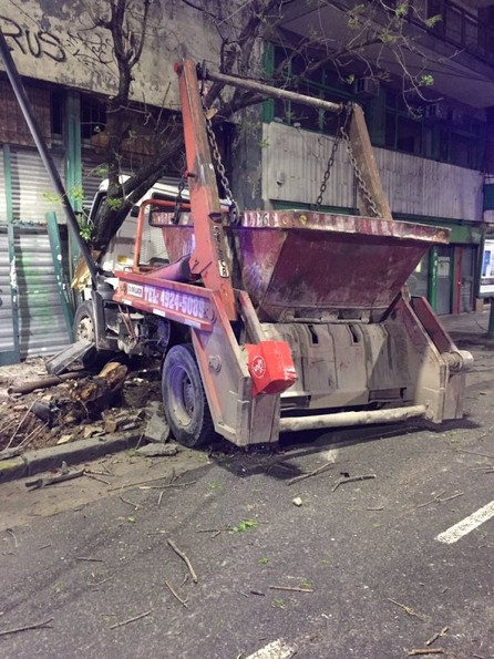 Camión embistió auto, moto y se incrustó en un local- Camión embistió auto, moto y se incrustó en un local
