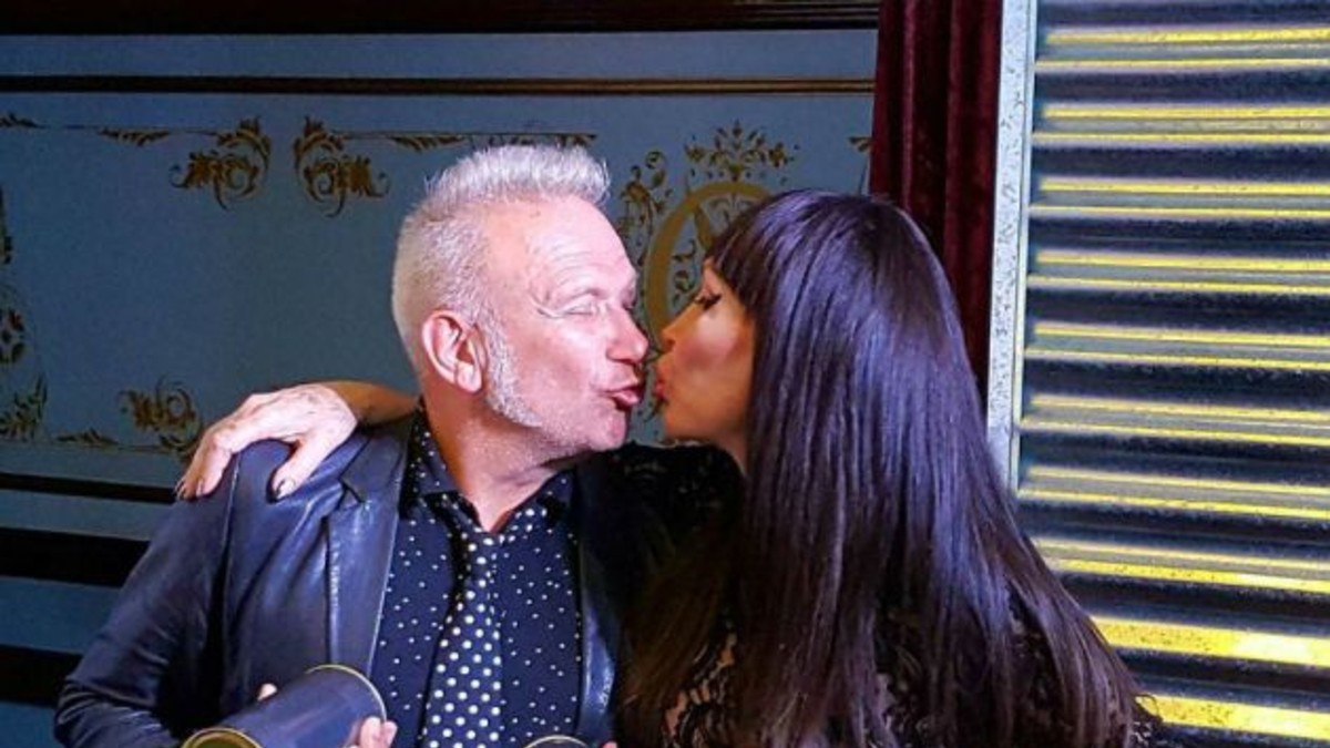 El piquito entre Moria Casán y Jean Paul Gaultier