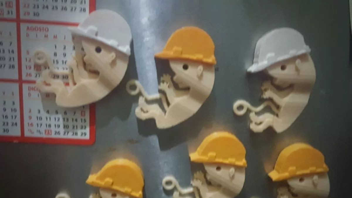 El "Feto Ingeniero" ya vende llaveros e imanes