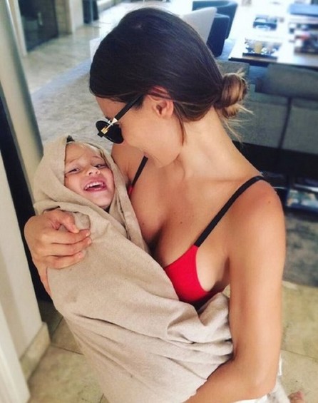 Pampita publica fotos en bikini con su hijo- Pampita publica fotos en bikini con su hijo