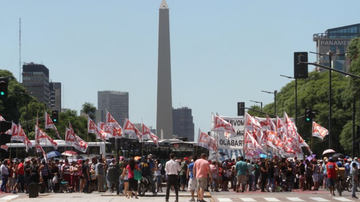 Organizaciones de izquierda cortan la 9 de Julio y colapsa el Metrobús