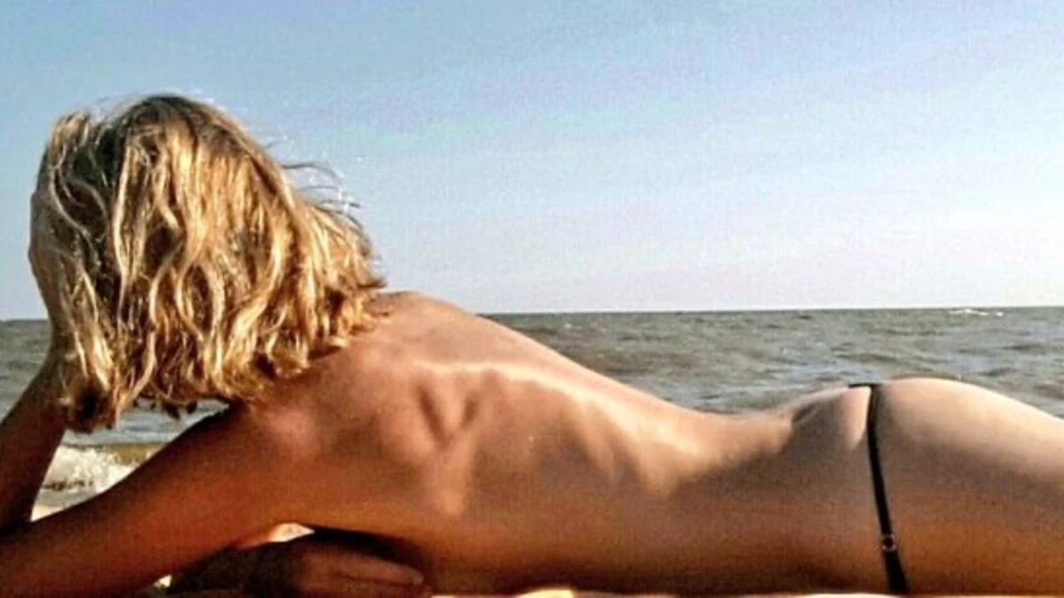 Inés Estévez, con topless y micro tanga en Twitter