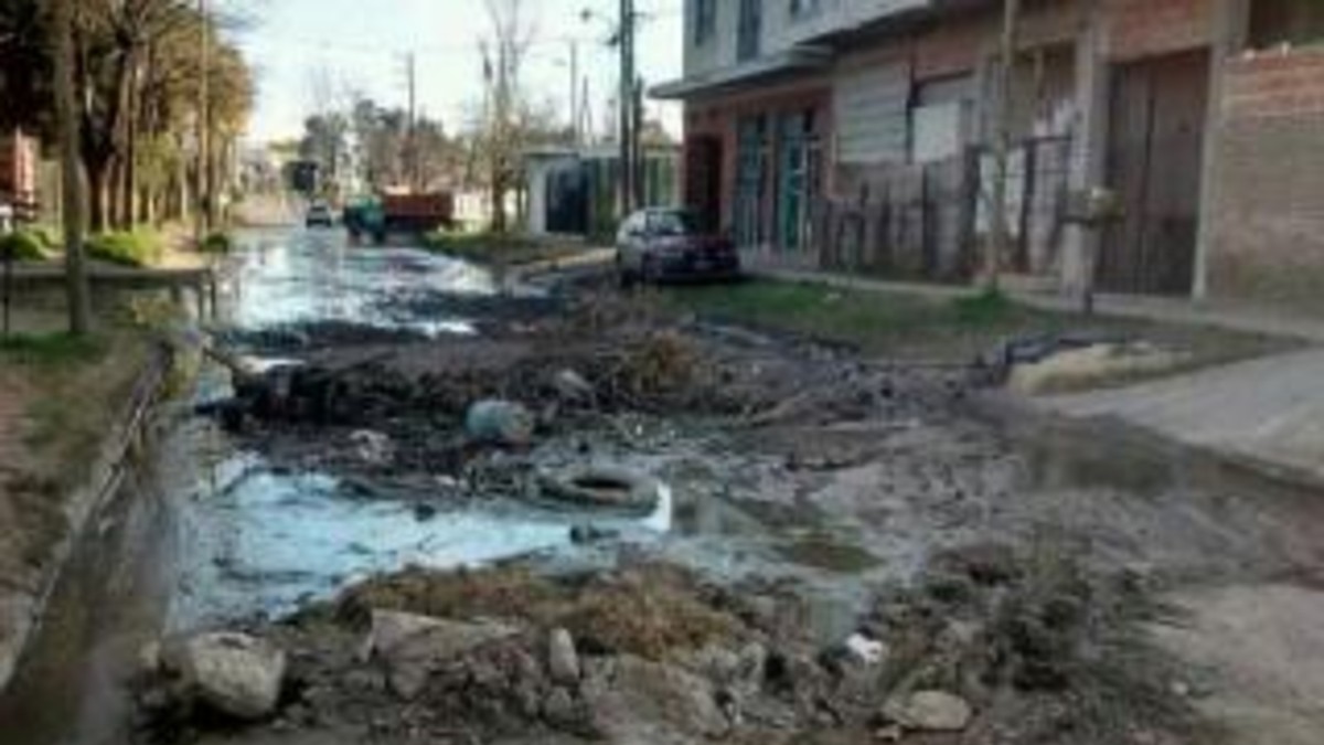 Vecinos se quejan de la calle donde "parece que explotó una bomba"