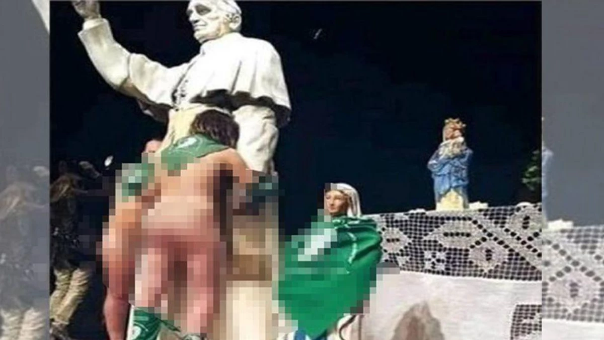 Abrazaron desnudos imágenes de la virgen y el Papa