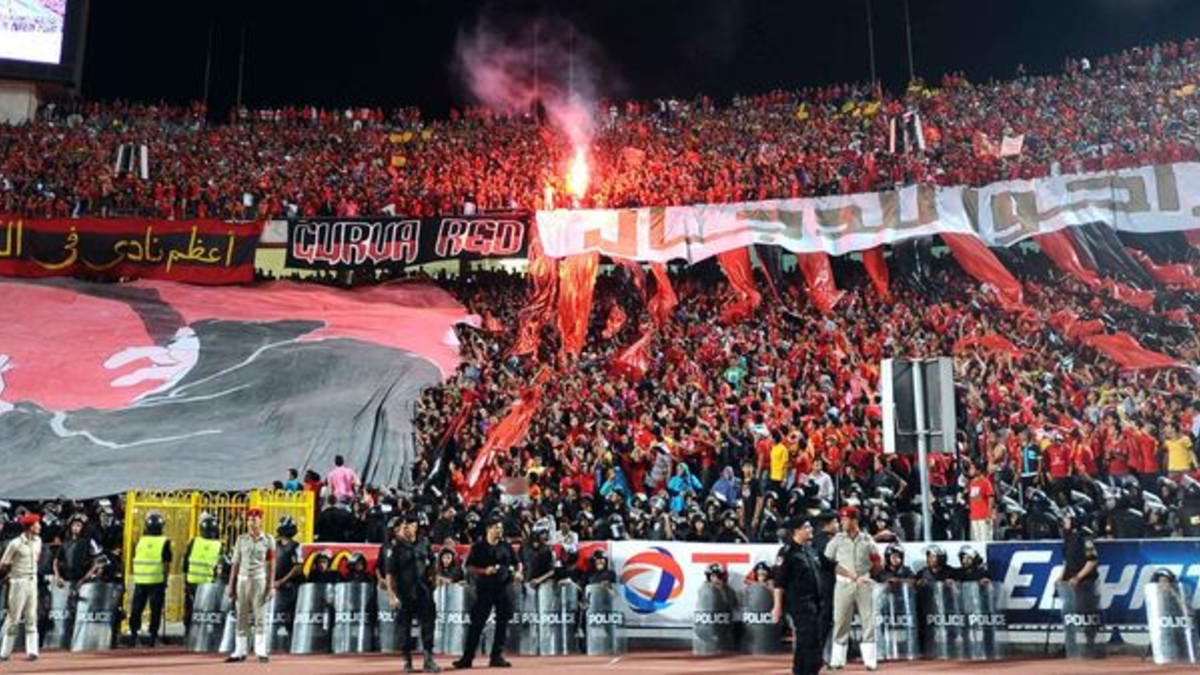 Hinchas destrozaron una cancha y son condenados a muerte