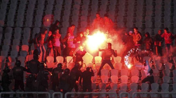 Hinchas destrozaron una cancha y son condenados a muerte