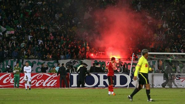Hinchas destrozaron una cancha y son condenados a muerte- Hinchas destrozaron una cancha y son condenados a muerte