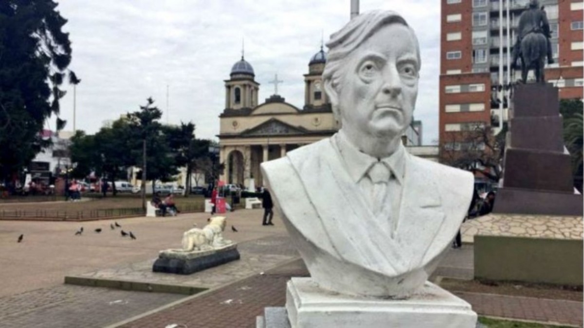 La Justicia ordenó reponer el busto de Néstor que Cambiemos destruyó