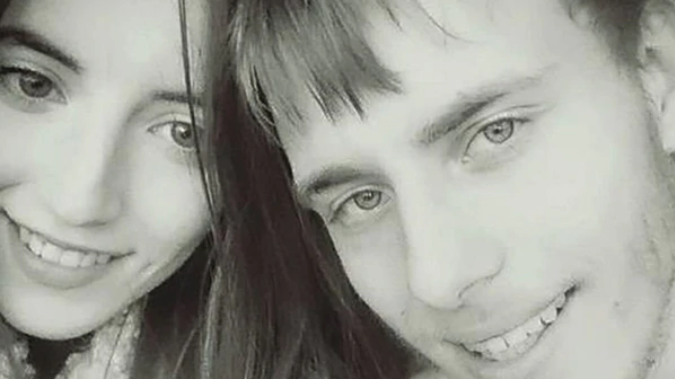 El infierno de Alex Skeel, el joven a quien su novia torturó a martillazos