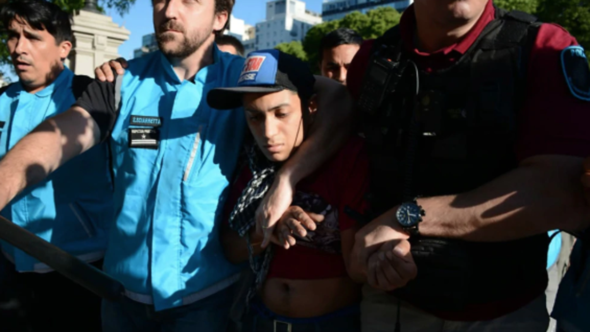 Detienen a un jóven por estar en contra del Presupuesto 2019