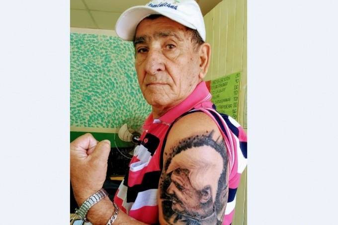 La historia del vecino que se tatuó la cara de su intendente- La historia del vecino que se tatuó la cara de su intendente