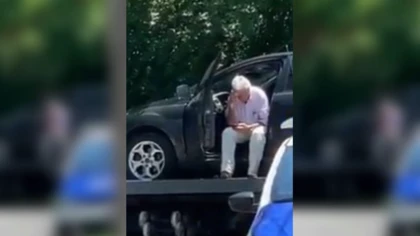 Se sentó en el auto para que no lo lleve la grúa