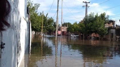 Maestros atrapados en la escuela por el agua
