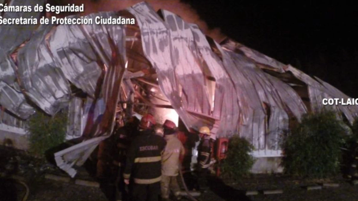 Incendio en el Delta quemó más de 400 embarcaciones