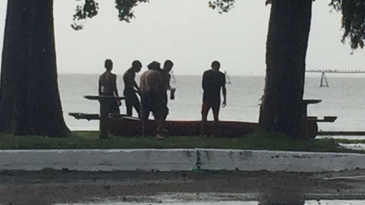 Los rescatan del río durante de la tormenta
