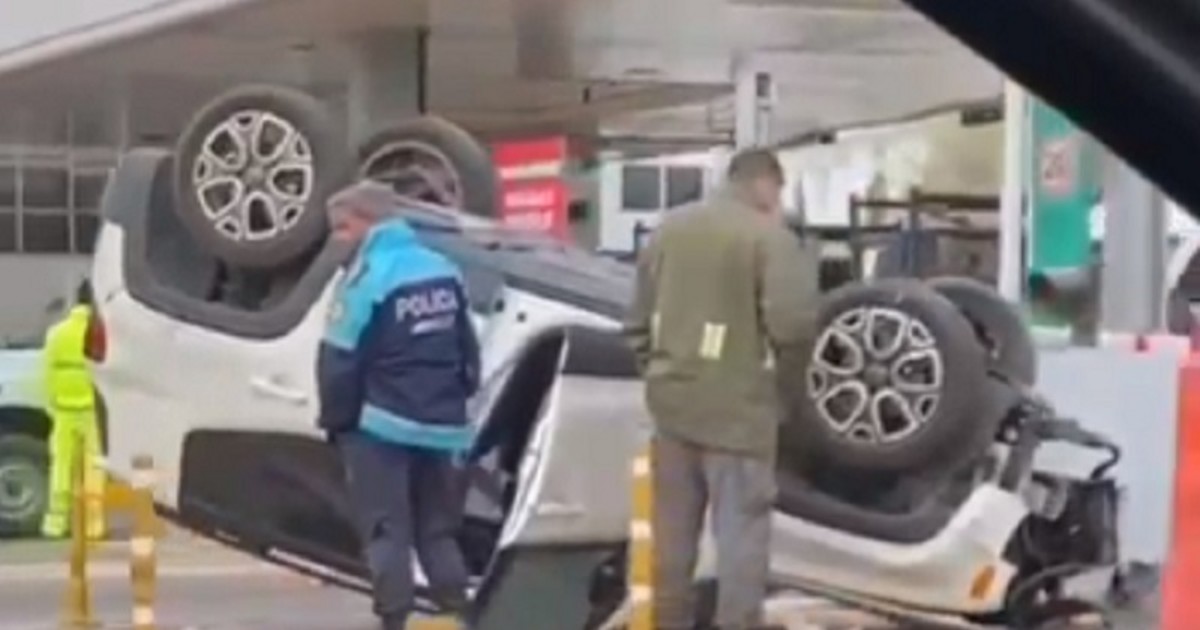 Impactante choque y vuelco en el peaje de Luján: un herido | 24con