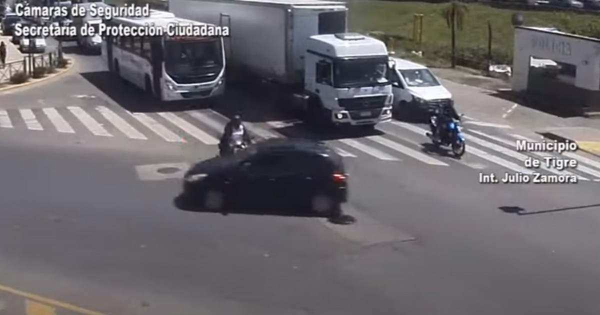 Violento choque entre una moto y un auto: un herido | 24con