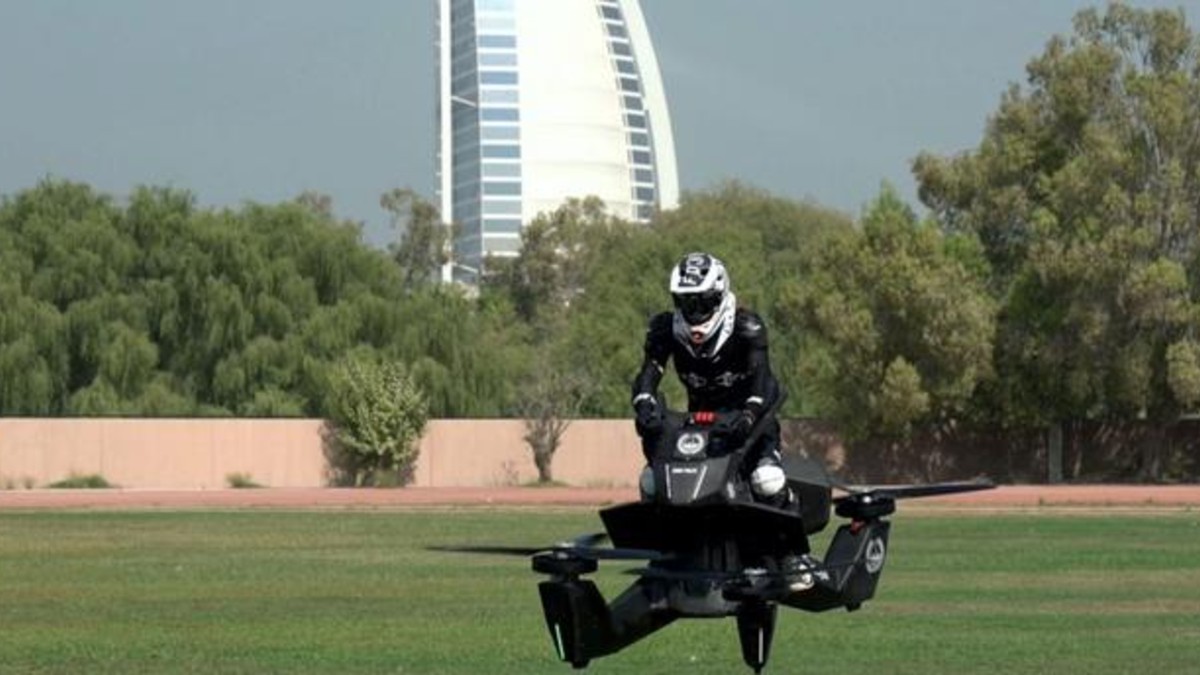 Policía de Dubái adquiere la primera motocicleta voladora del futuro