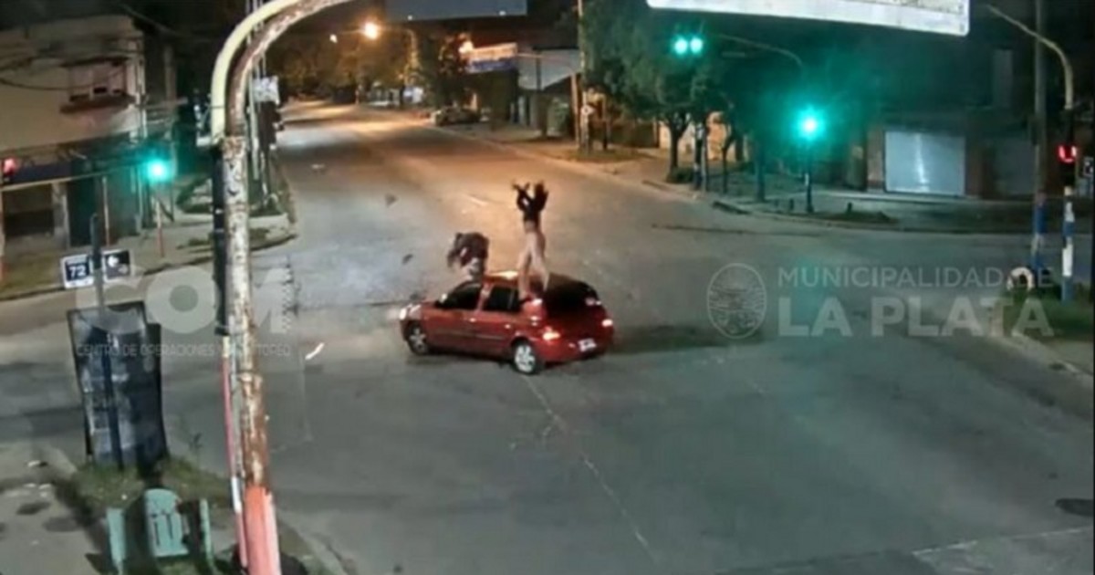 Detuvieron al conductor que chocó de frente a una pareja en moto | 24con