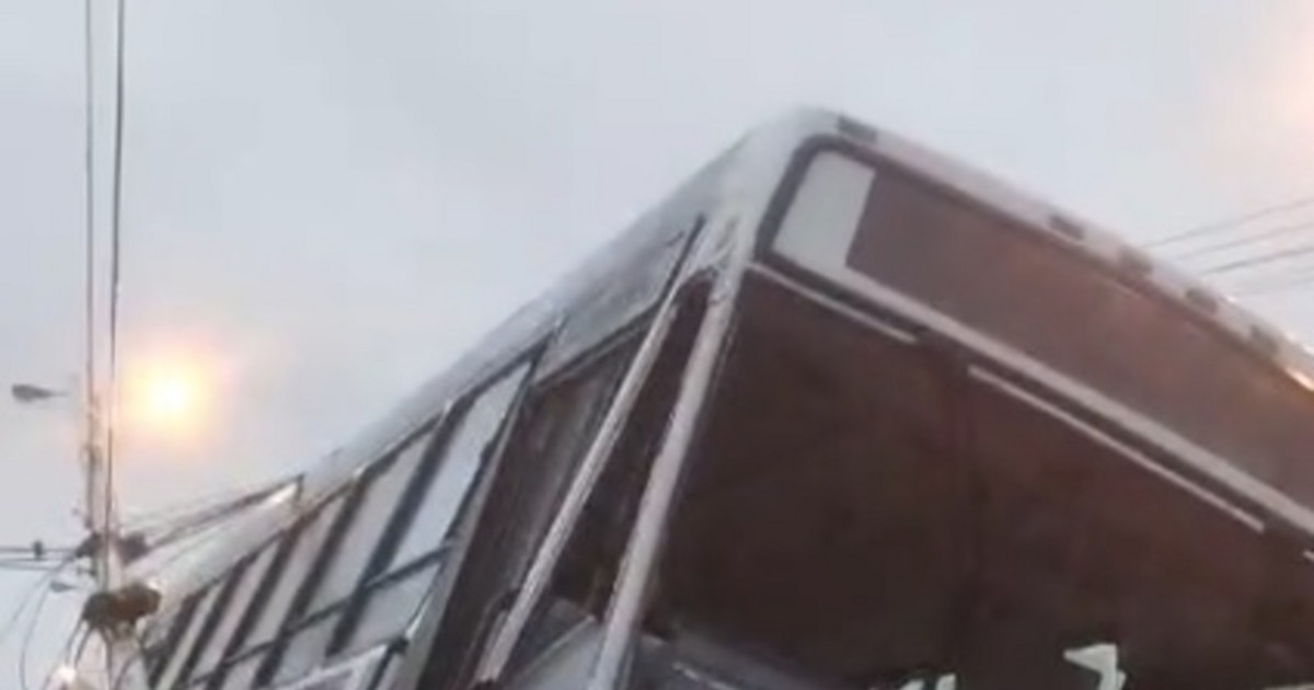 Brutal choque entre un colectivo y un auto en Ruta 3 | 24con
