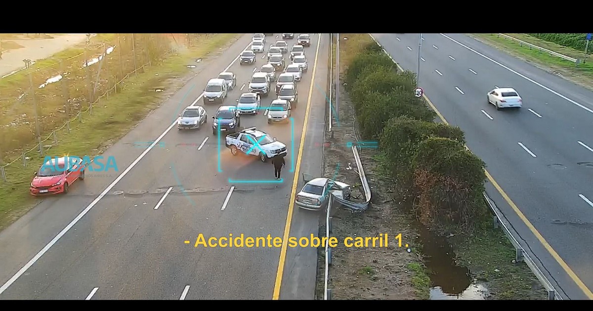 Se distrajo, perdió el control de su auto y chocó contra una barrera de ...
