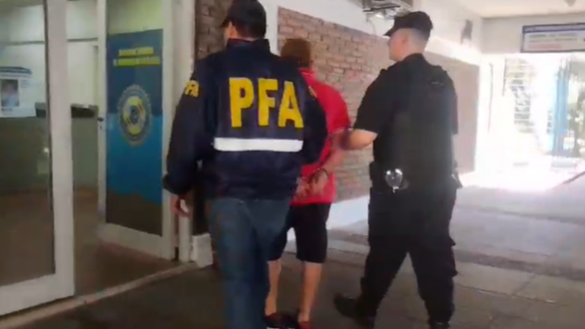 Una encomienda sospechosa en la terminal de Retiro: "El Pistolero" llevaba en el paquete un revólver calibre 38 y lo detuvieron