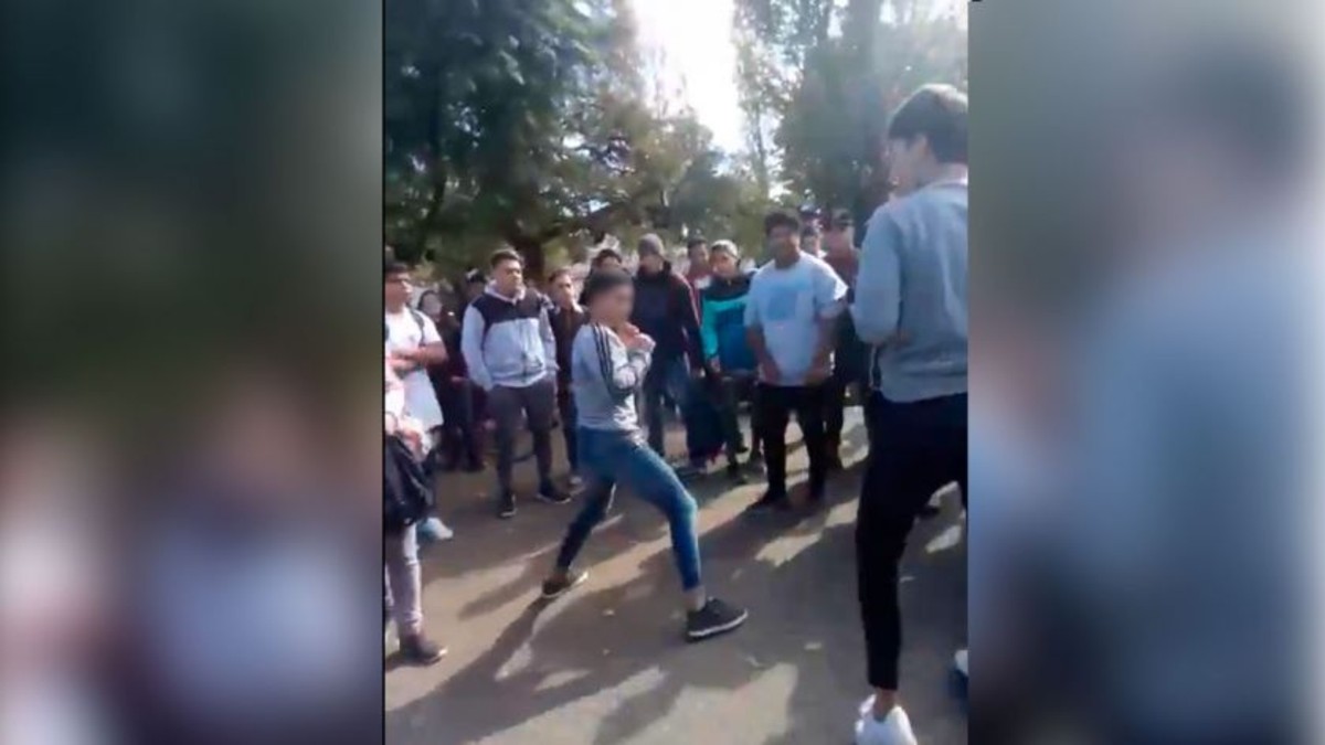 Adolescentes pactan duelos y se enfrentan a las piñas
