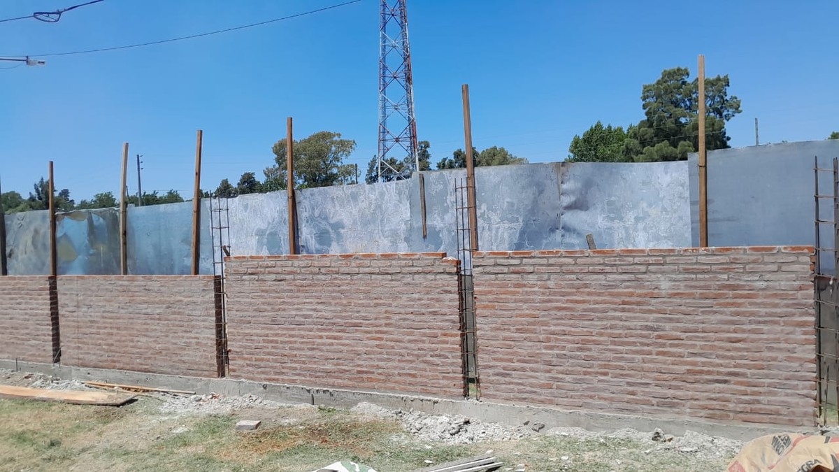 Se realiza el cierre perimetral de muro en el Polideportivo Municipal "Jorge Furriol"