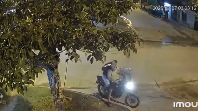 "Los Domadores de Reposeras": de noche y aprovechando un descuido, se colaron en la entrada de una casa, se llevaron la silla plegable y salieron a toda velocidad