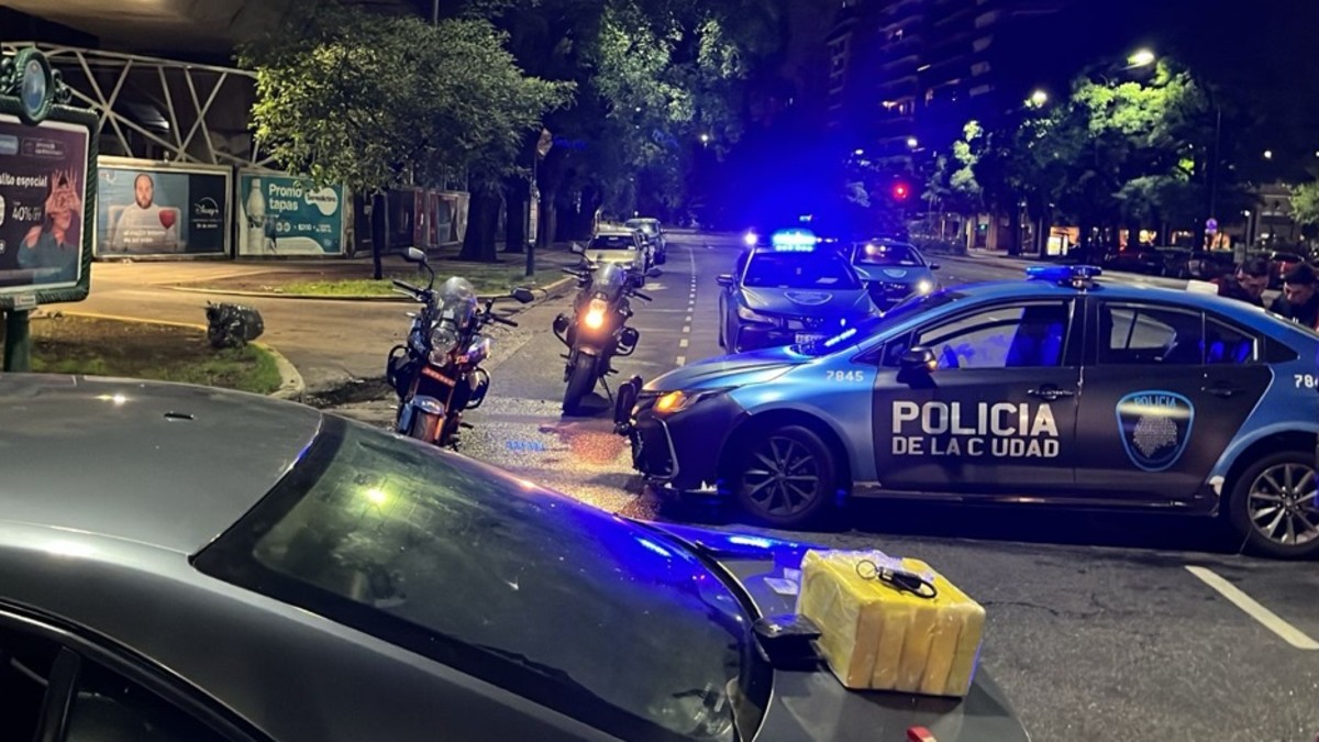 Cruzó semáforos en rojo a alta velocidad mientras escapaba de la policía, chocó con un patrullero y cayó con 5 kilos de cocaína en Palermo