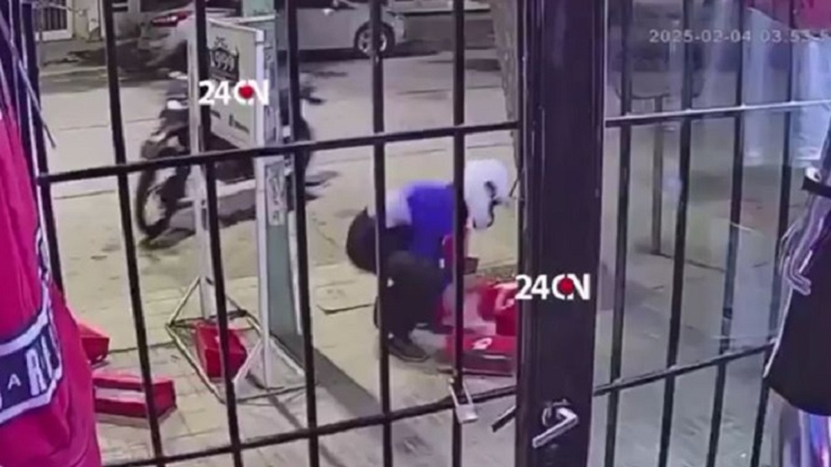 Motochorros al estilo "grupo comando" arrasaron con un local de ropa deportiva