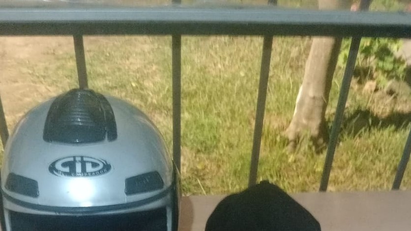 Tienen 14 y 18 años, escapaban en una moto robada y chocaron contra un patrullero en medio de una persecución