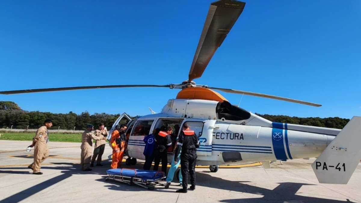 Operativo de película en alta mar: sufrió un ACV y lo rescataron con un helicóptero