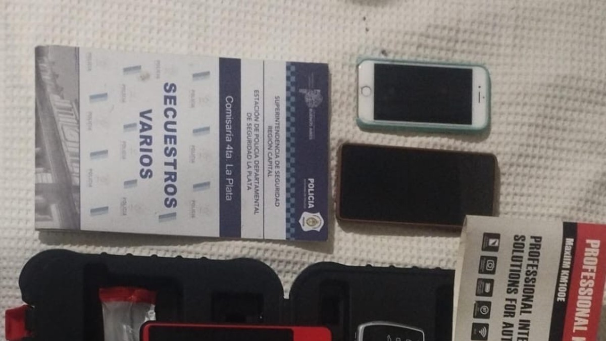 Detuvieron al hombre que manejaba un vehículo con patentes apócrifas y clonaba llaves de autos de alta gama