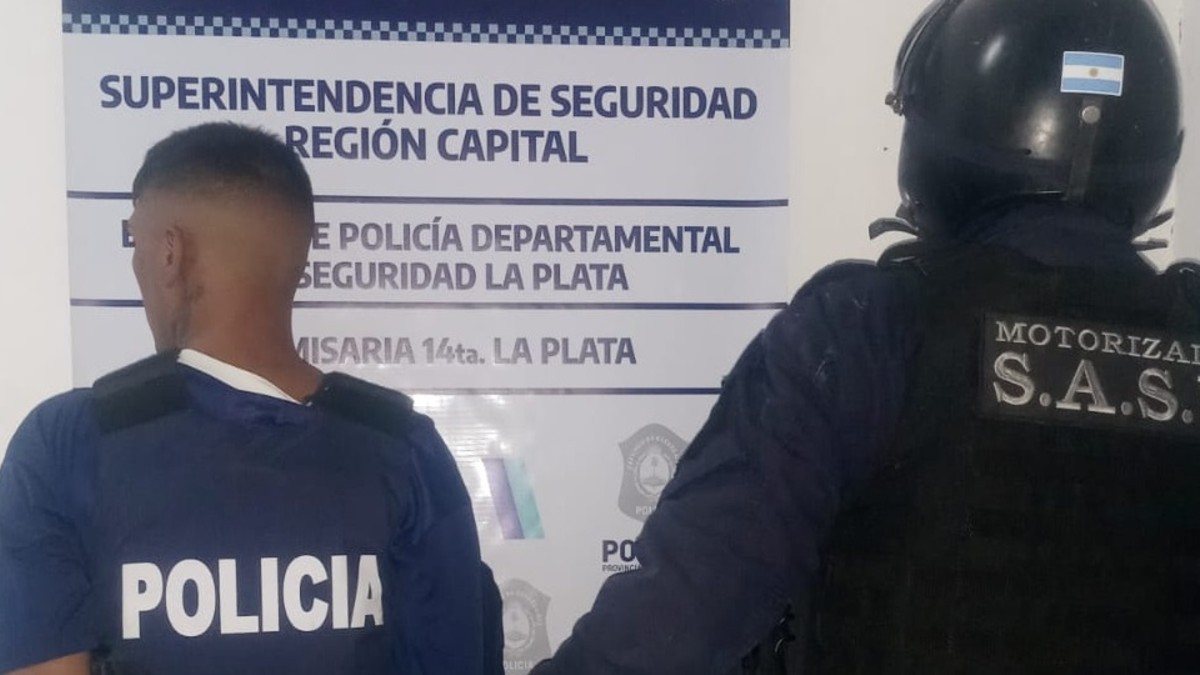 Escaparon a los tiros y se cayeron de la moto en la persecución: uno de los sospechosos llevaba puesto un chaleco antibalas de la policía