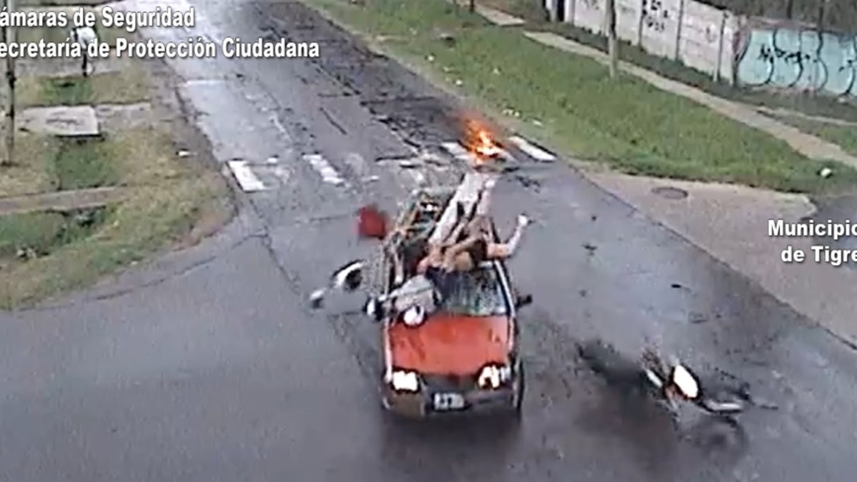 Terrible choque: dos motociclistas impactaron contra el parabrisas de un auto, se les salió el casco y están vivos de casualidad Terrible choque: dos motociclistas impactaron contra el parabrisas de un auto, se les salió el casco y están vivos de casualidad