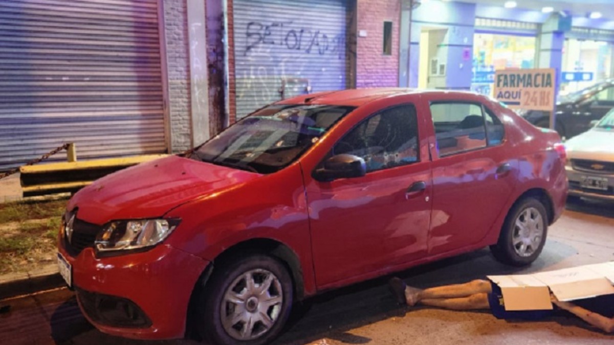 Un policía se defendió de un robo y mató a un motochorro de 17 años: la dramática reacción de un padre que protegió a su hijo en brazos en medio del feroz tiroteo