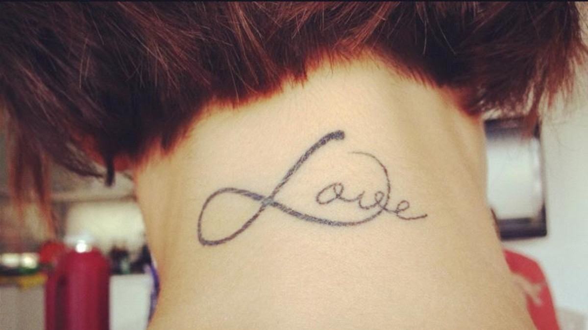 ¿Qué famosa se tatuó la nuca por amor a su novio?