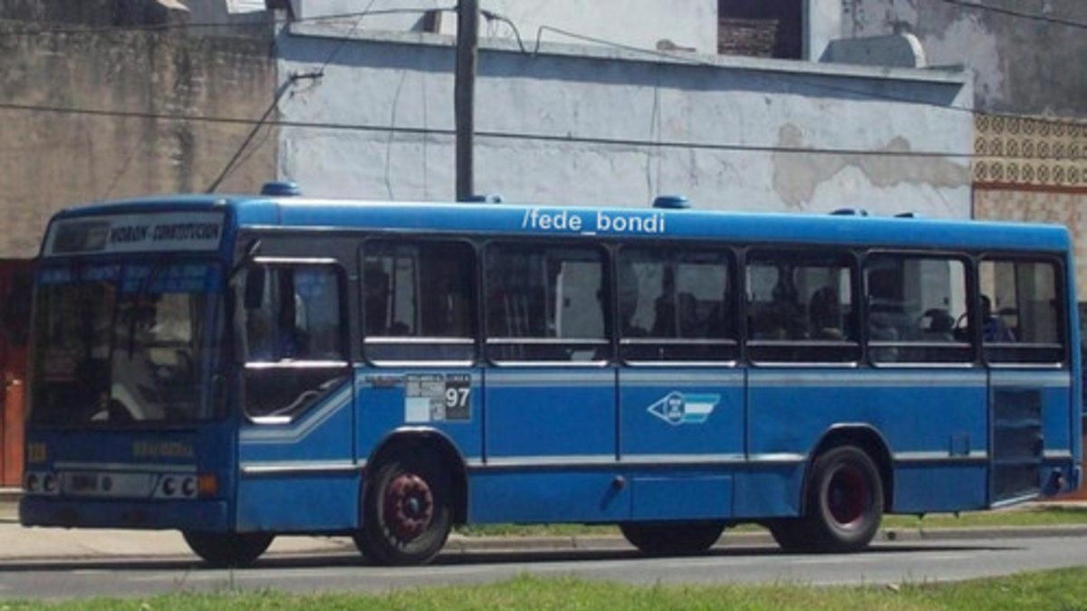 Mujer policía se tiroteó con ladrones arriba de un bondi