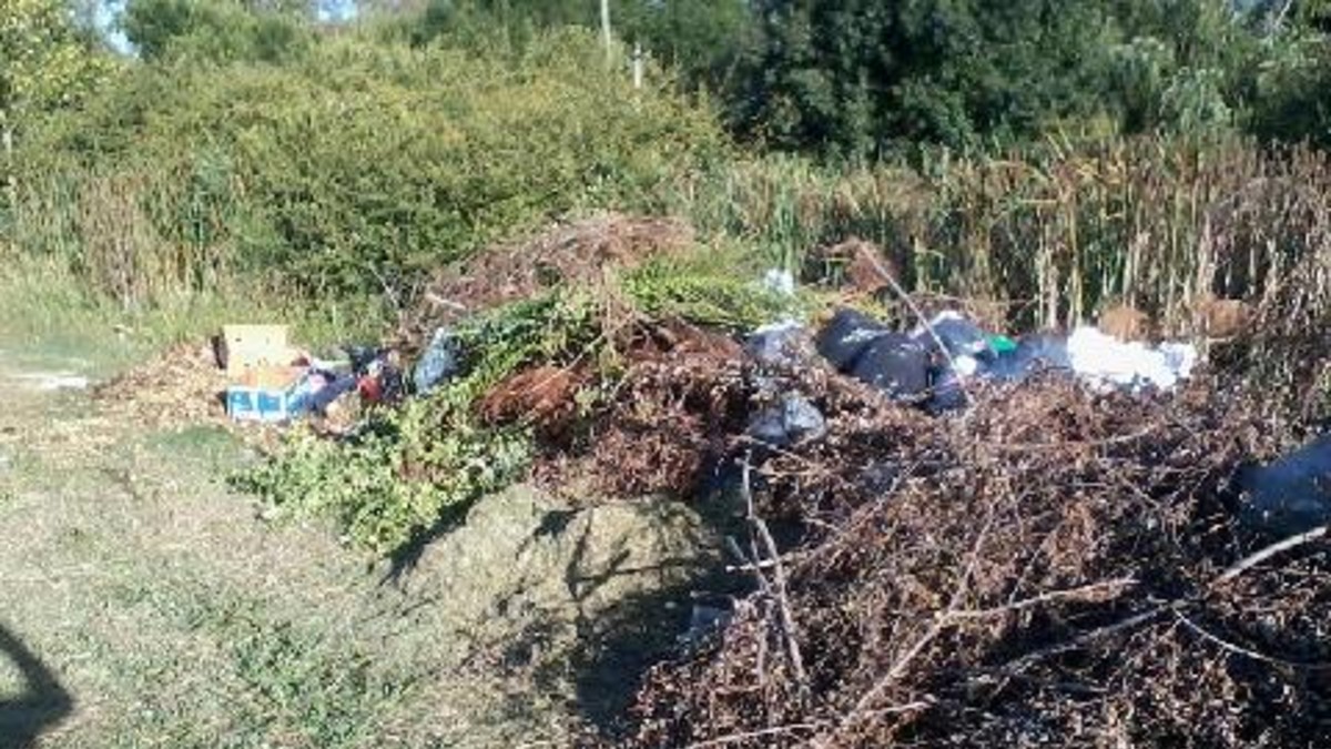 Acusan a un country por crear un basural en la plaza