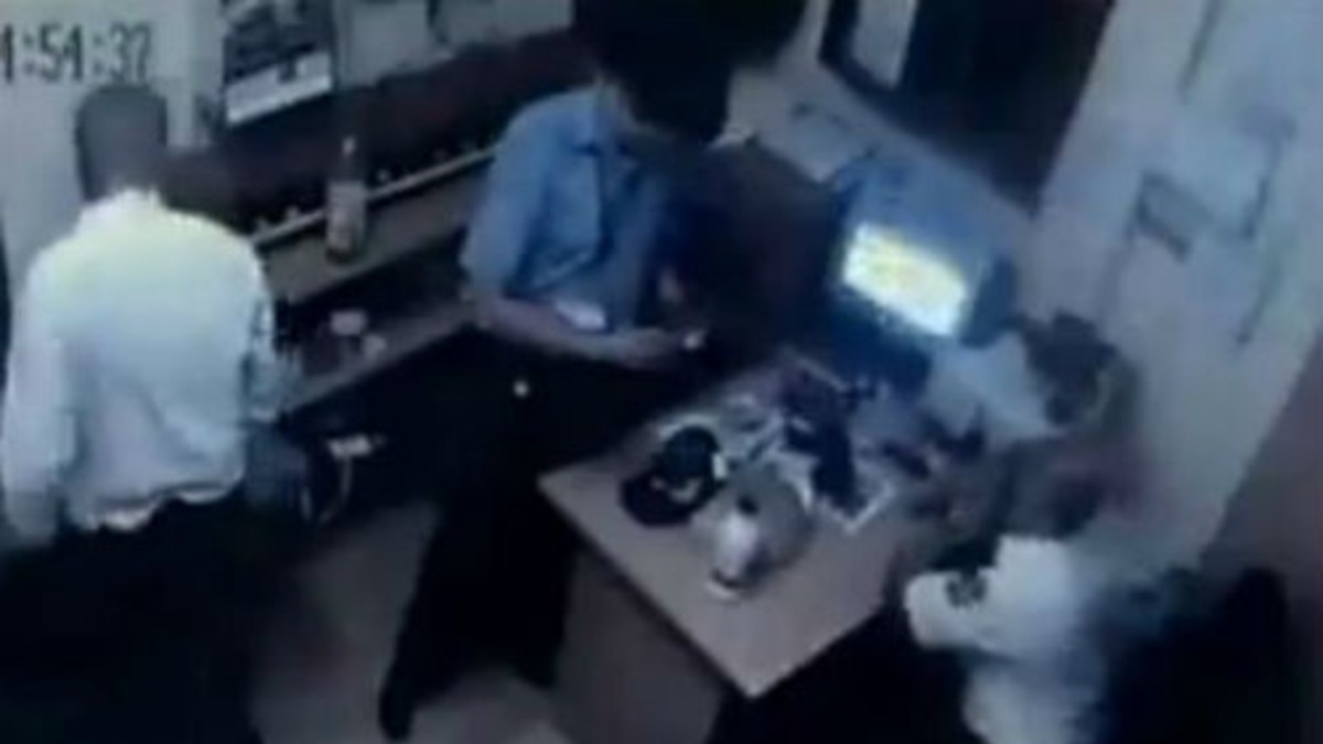 Descubren con una webcam que el portero se roba todo