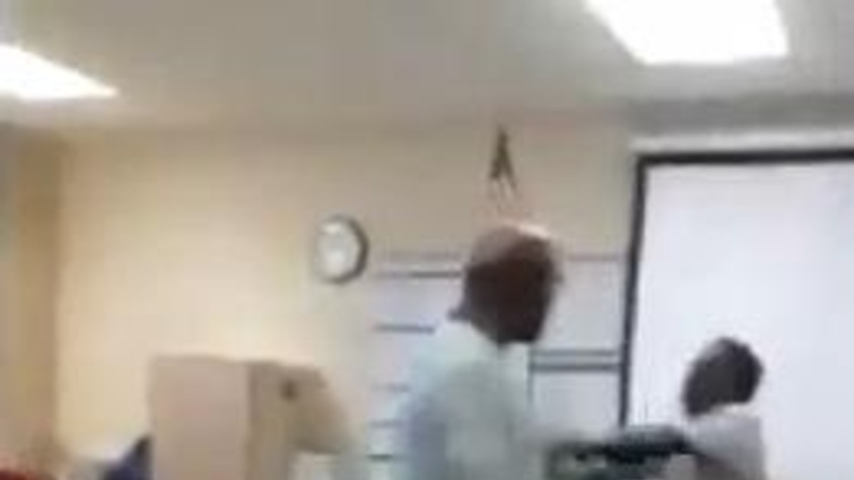 Patoteó al maestro suplente y se agarraron a las piñas