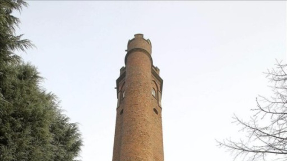 Compran por "chirolas" la torre que inspiró a Tolkien