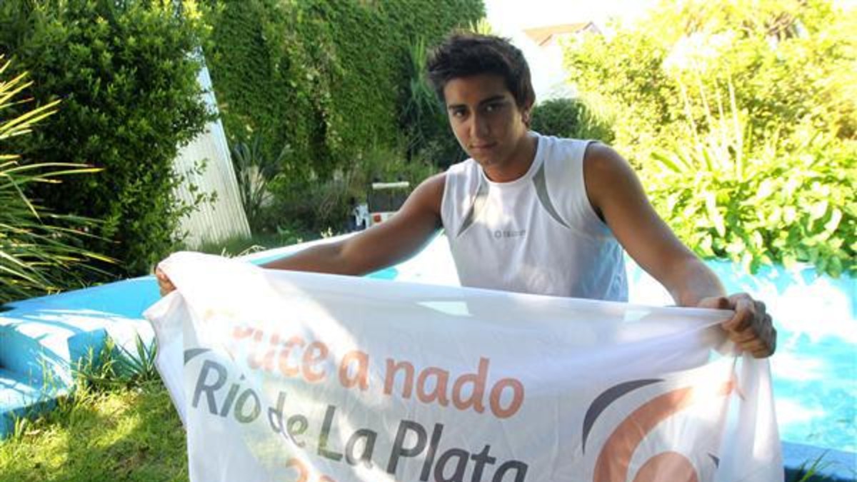 Es el más joven que cruzó el Río de la Plata a nado