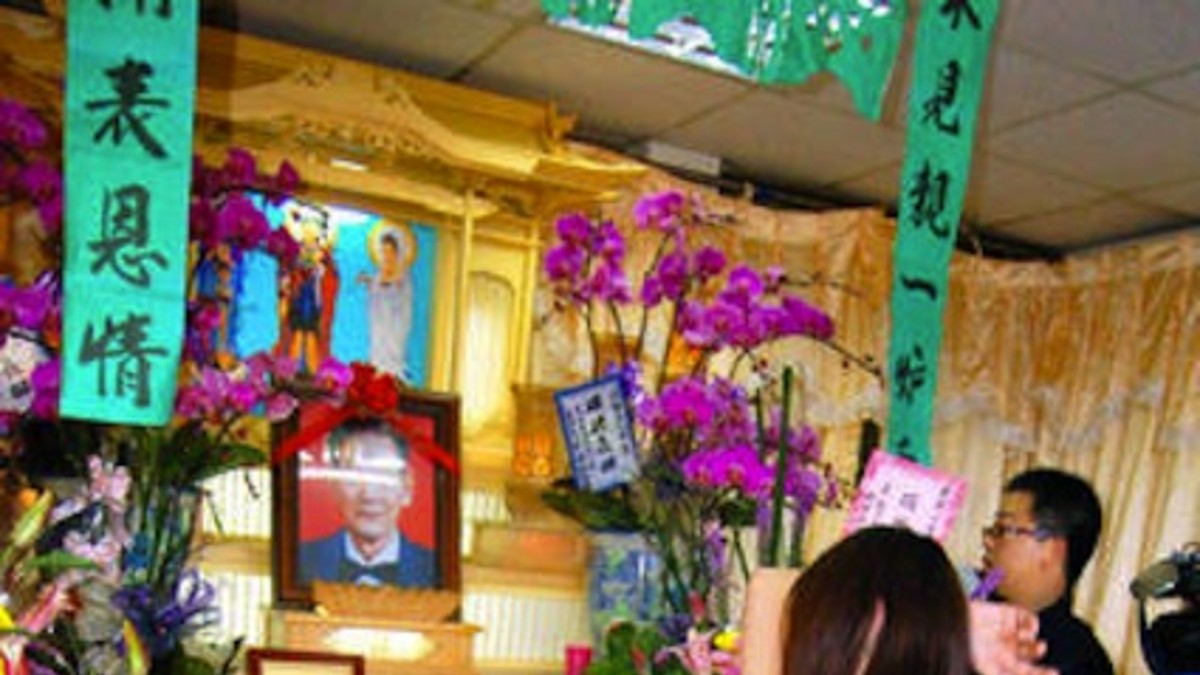La sensual tradición de llevar strippers a los funerales