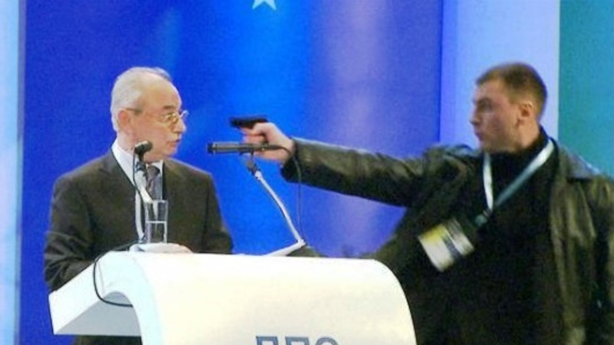 Quiso matar a un político pero se le trabó el arma