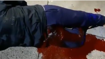 Tiene 13, entró a una comisaría y apuñaló un policía