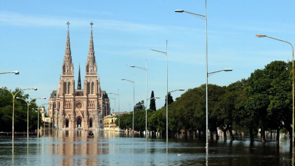Cómo intentan sacar el agua que entró a la Basílica