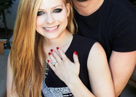 Avril Lavigne por fin se animó y mostró la argolla