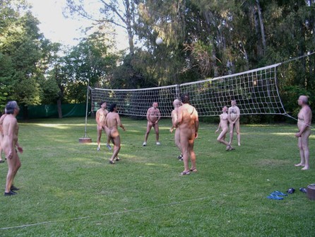 Se viene el primer hotel nudista